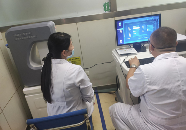 雙能X線骨密度儀廠家溫馨提示：拒絕骨質(zhì)疏松，從骨密度檢測開始